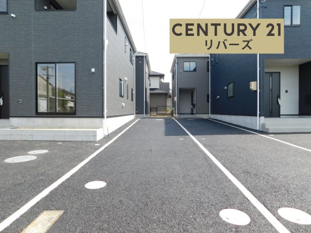 北名古屋市六ツ師女夫越の新築一戸建の前面道路含む現地写真|☆２号棟☆　　いつでも見学できます♪（お問合せ当日、平日、水曜、夜間でもＯＫ）　敷地４２．６坪！　防犯カメラ・ＥＶ車充電完備！　駐車２台可！　畳コーナー付きリビング１９．０帖♪　全居室南向き！