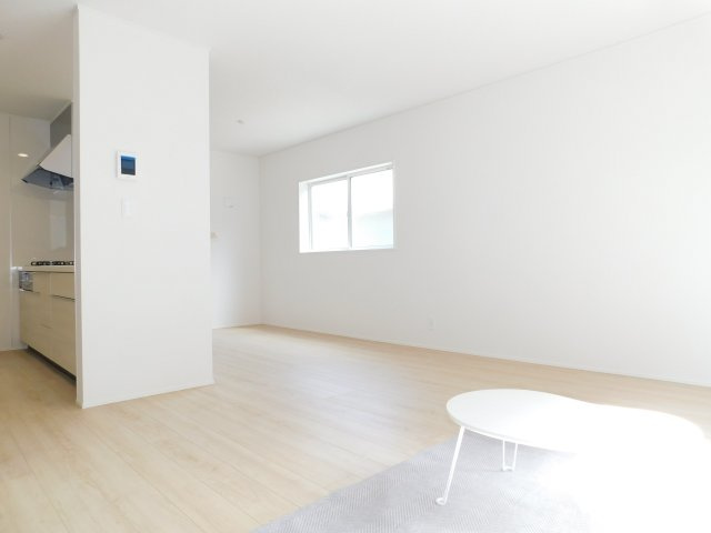 北名古屋市六ツ師女夫越の新築一戸建の居間・リビング|◇リビング◇　　南面で明るく広いリビング１９.０帖　インテリアが映えるワイドリビング♪