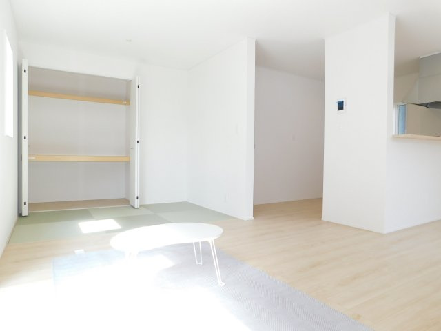 北名古屋市六ツ師女夫越の新築一戸建の居間・リビング|◇リビング◇　　南面で明るく広いリビング１９．０帖　畳コーナー付き♪