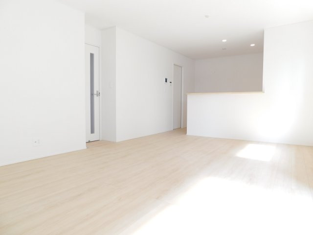 北名古屋市六ツ師女夫越の新築一戸建の居間・リビング|◇リビング◇　　南面で明るいリビング１７．２帖　リビングや庭の様子が見渡せる対面キッチン♪