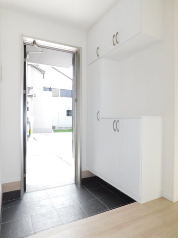 北名古屋市熊之庄十二社の新築一戸建の玄関|◇玄関◇　　家族の履物がしっかり収納できるシューズ収納完備！　