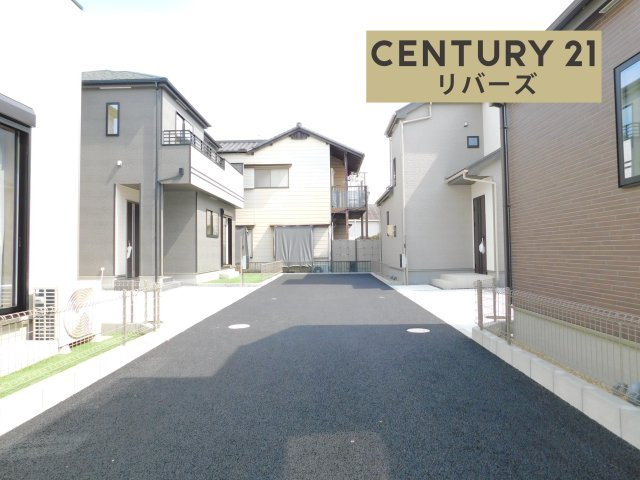 北名古屋市熊之庄十二社の新築一戸建の前面道路含む現地写真|☆Ｂ号棟☆　　いつでも見学出来ます♪（お問合せ当日、平日、水曜、夜間でもＯＫ）　長期優良住宅♪　敷地５４坪超！　駐車並列２台可！　全居室南向き♪　芝生の庭付き！　小・中学校徒歩１０分圏内♪