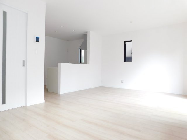 北名古屋市熊之庄十二社の新築一戸建の居間・リビング|◇リビング◇　　南面で明るいリビング約１６．１２帖　リビングの様子が見渡せる対面キッチン♪