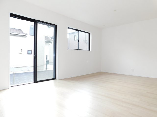 北名古屋市熊之庄十二社の新築一戸建の居間・リビング|◇リビング◇　　南面で明るいリビング約１６．１２帖　リビングから庭に出入りできます♪
