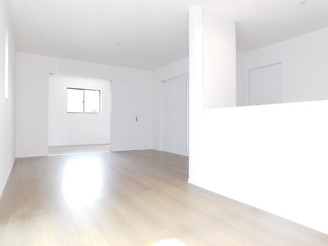 北名古屋市熊之庄十二社の新築一戸建の居間・リビング|◇リビング◇　　南面で明るいリビング約１６．０帖　会話が弾む対面キッチン♪