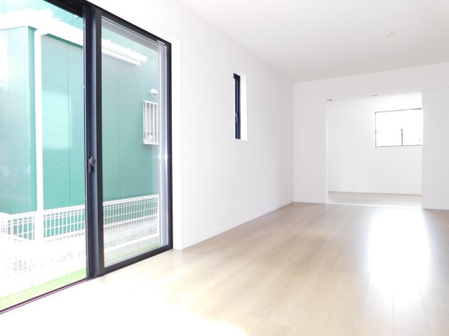 北名古屋市熊之庄十二社の新築一戸建の居間・リビング|◇リビング◇　　南面で明るいリビング約１６．０帖　隣の洋室と続き間で約２１．０帖の広さになります♪