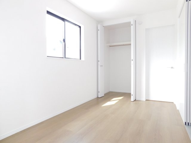 北名古屋市熊之庄十二社の新築一戸建の洋室|◇１階洋室◇　　南面で明るい洋室約５．０帖　全居室収納完備！　リビングの続き間としても利用できます！