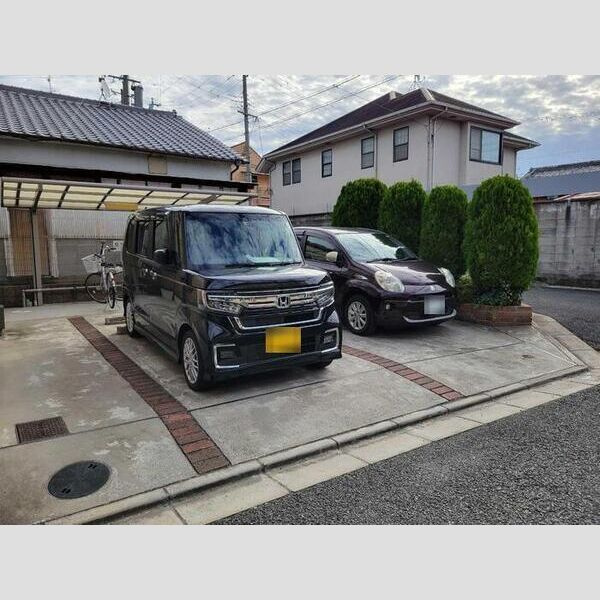 ドミール本町の駐車場