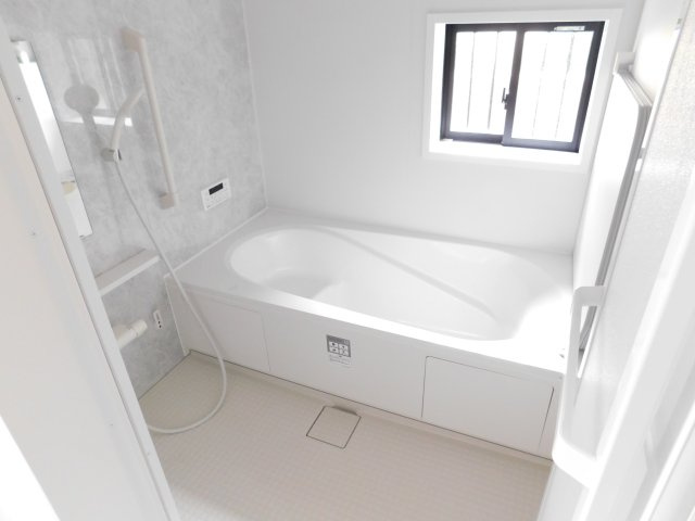 北名古屋市熊之庄十二社の新築一戸建の浴室|◇浴室◇　　広い１坪サイズ（LIXIL）・保温浴槽・エコベンチ浴槽・追い焚き・オートバス・浴室暖房乾燥機・キレイサーモフロア・バリアフリーバス・浴室窓あり