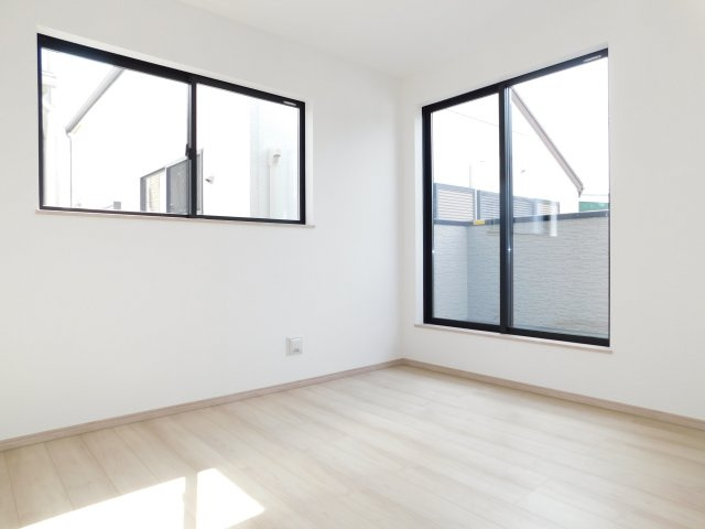 北名古屋市熊之庄十二社の新築一戸建の洋室|◇２階洋室◇　　南面で明るい洋室約６．２５帖　全居室収納完備！　バルコニー付き♪
