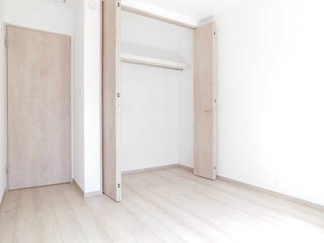 北名古屋市熊之庄十二社の新築一戸建の洋室|◇２階洋室◇　　南面で明るい洋室約５．２５帖　全居室収納完備！