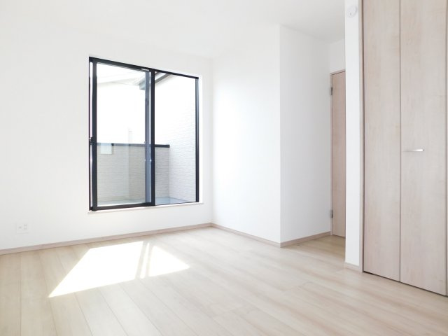 北名古屋市熊之庄十二社の新築一戸建の洋室|◇２階洋室◇　　南面で明るい洋室約７．２５帖　全居室収納完備！　バルコニー付き♪