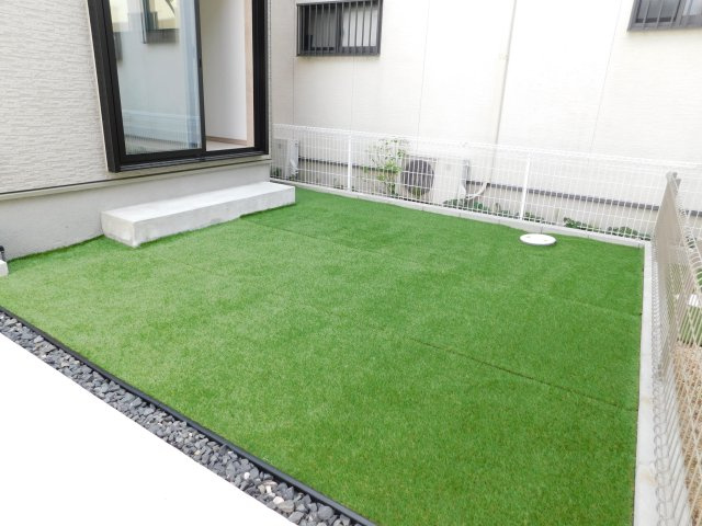 北名古屋市熊之庄十二社の新築一戸建の庭|◇庭◇　　陽当り良好な芝生の庭付き♪
