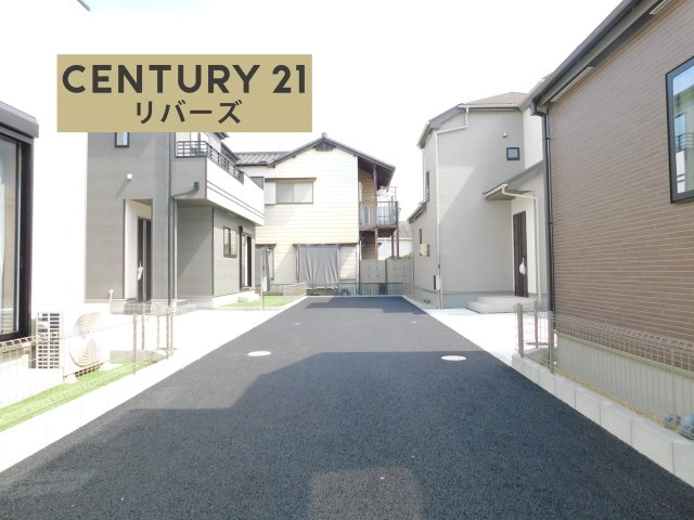 北名古屋市熊之庄十二社の新築一戸建の前面道路含む現地写真|☆D号棟☆　　いつでも見学出来ます♪（お問合せ当日、平日、水曜、夜間でもＯＫ）　長期優良住宅♪　敷地５４坪超！　続き間ＬＤＫ約２１．７８帖！　全居室南向き♪　芝生の庭付き！　小・中学校徒歩１０分圏内！