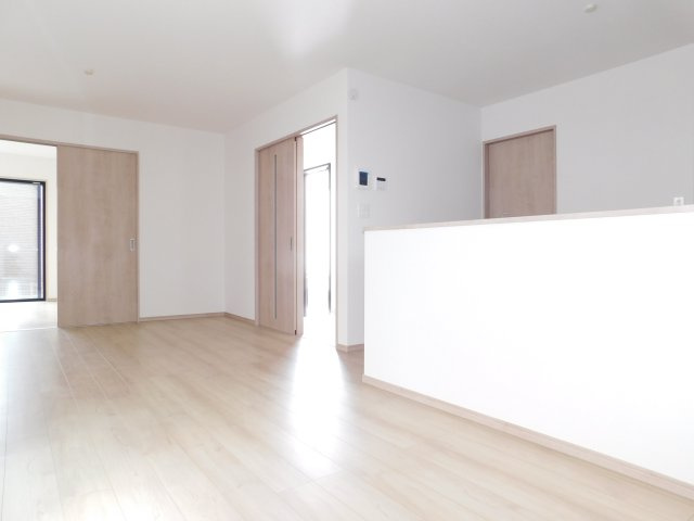 北名古屋市熊之庄十二社の新築一戸建の居間・リビング|◇リビング◇　　南面で明るいリビング約１６．５帖　リビングの様子が見渡せる対面キッチン♪