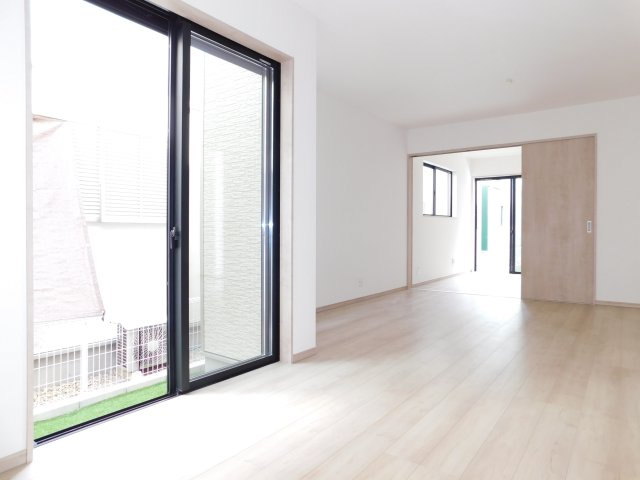 北名古屋市熊之庄十二社の新築一戸建の居間・リビング|◇リビング◇　　南面で明るいリビング約１６．５帖　隣の洋室と続き間で２１．７８帖の広さになります♪