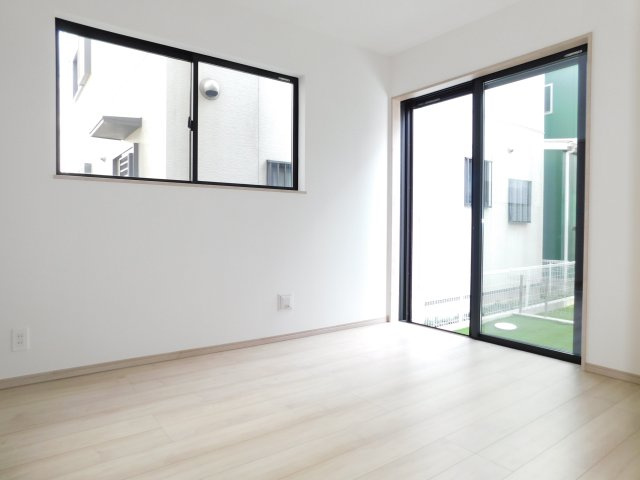 北名古屋市熊之庄十二社の新築一戸建の洋室|◇１階洋室◇　　南面で明るい洋室約５．２８帖　リビングの続き間として利用できます！　全居室収納完備！
