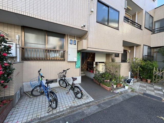アトリエの駐車場