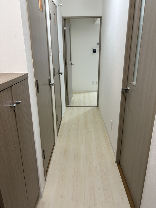 スカイコート中野南台２の玄関|床全面上貼り、洗面室トイレCF全面張替え