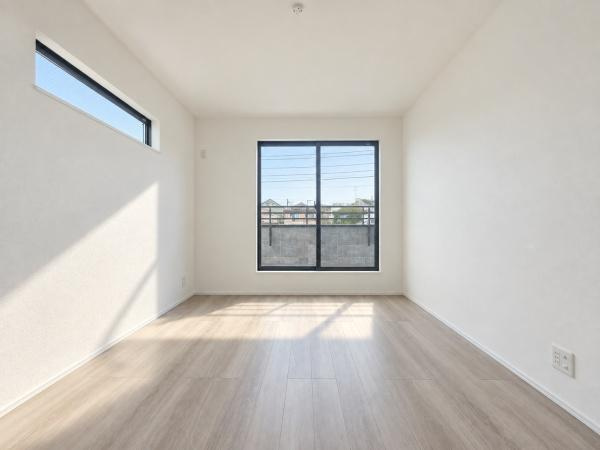 横浜市南区平楽の新築一戸建の洋室|二面採光の明るく、落ち着きのある洋室！
休日はこちらでおくつろぎ下さい♪