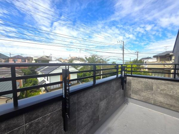 横浜市南区平楽の新築一戸建のバルコニー|陽当り良好のバルコニー！
風通しもよく気持ちいいです