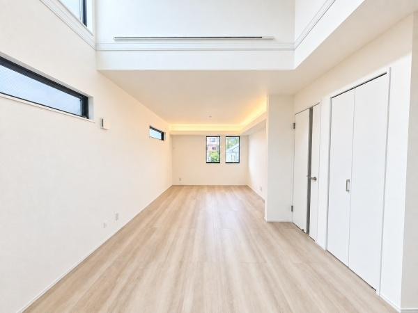 横浜市南区平楽の新築一戸建の居間・リビング|吹抜けがある明るいリビング♪
解放感がありのびのび生活できます！