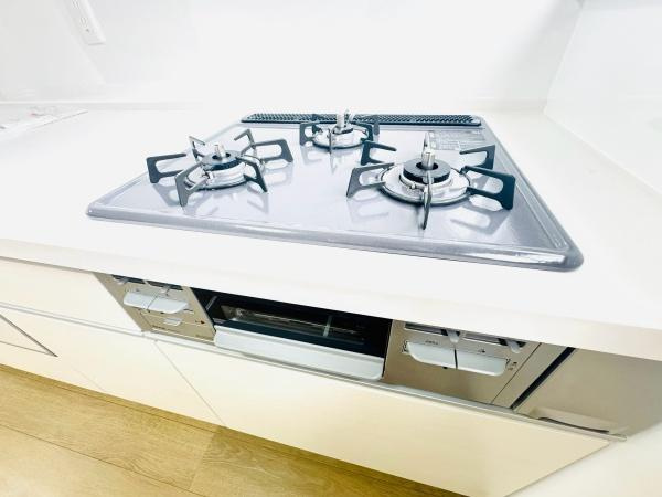 富里市十倉の中古一戸建のキッチン|ガスコンロ