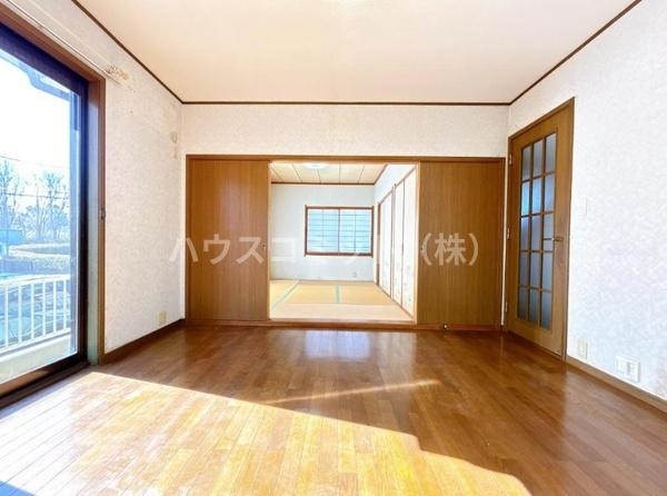 八街市文違の中古一戸建の居間・リビング