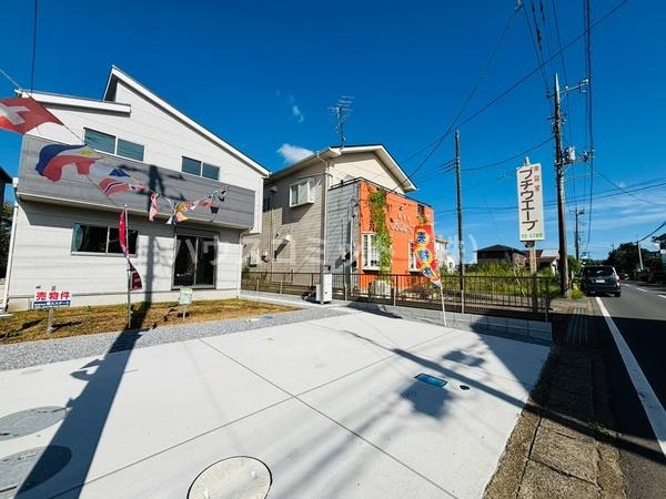 富里市十倉の新築一戸建の前面道路含む現地写真