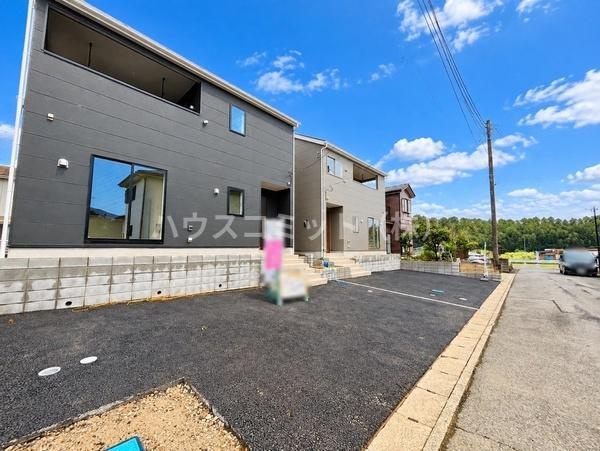 八街市文違の新築一戸建の前面道路含む現地写真