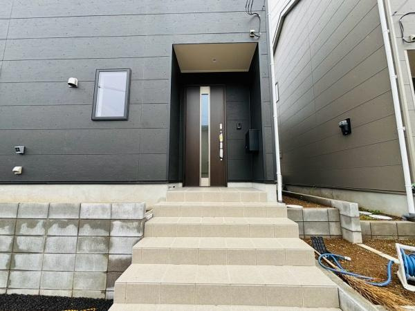 八街市文違の新築一戸建の玄関