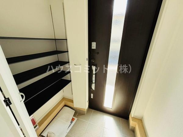 八街市文違の新築一戸建の玄関