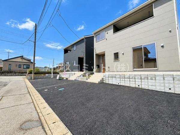 八街市文違の新築一戸建の前面道路含む現地写真