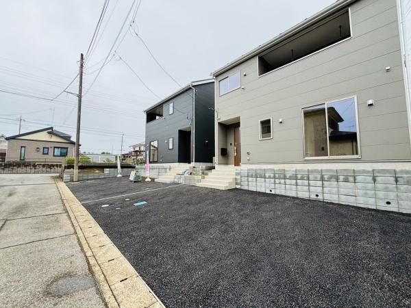 八街市文違の新築一戸建の前面道路含む現地写真