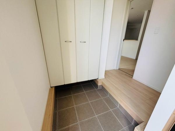 成田市本城の新築一戸建の玄関