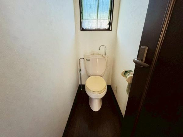 富里市十倉の中古一戸建のトイレ