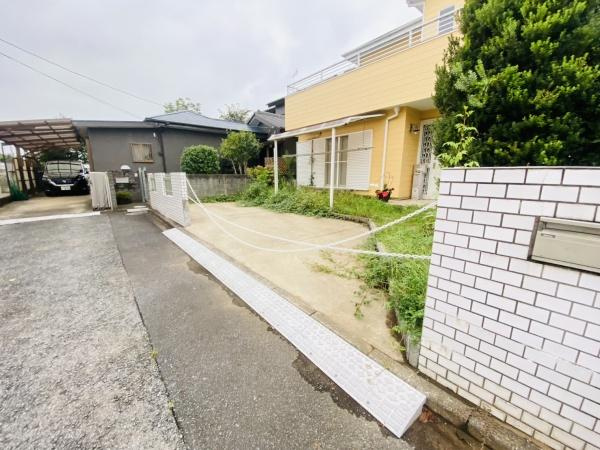 富里市七栄の中古一戸建の前面道路含む現地写真