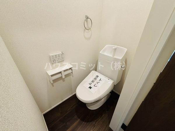 富里市日吉台６丁目の新築一戸建のトイレ