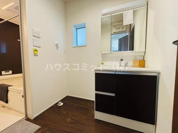 富里市日吉台６丁目の新築一戸建の独立洗面台