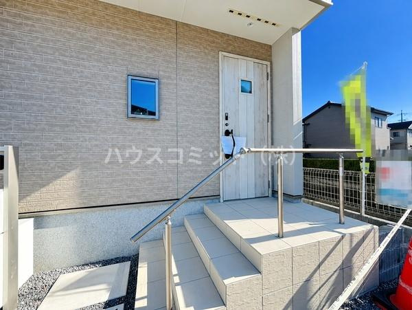 富里市日吉台６丁目の新築一戸建の玄関