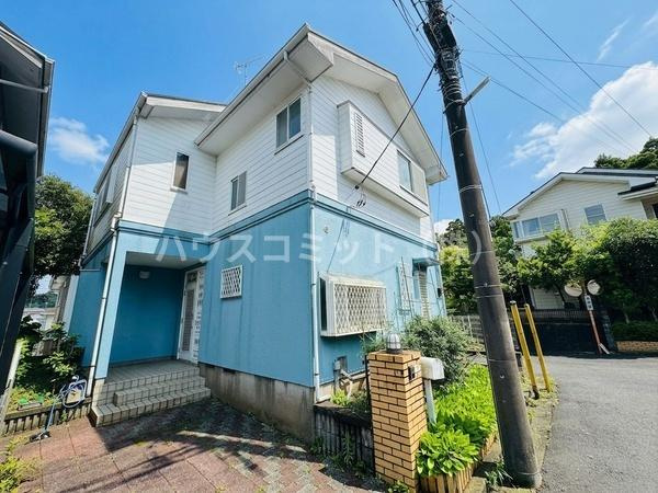 富里市日吉台６丁目の中古一戸建の前面道路含む現地写真