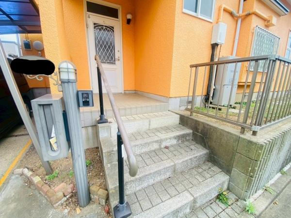 八街市希望ヶ丘の中古一戸建の前面道路含む現地写真