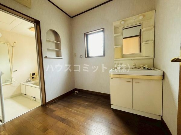 八街市沖の中古一戸建の独立洗面台