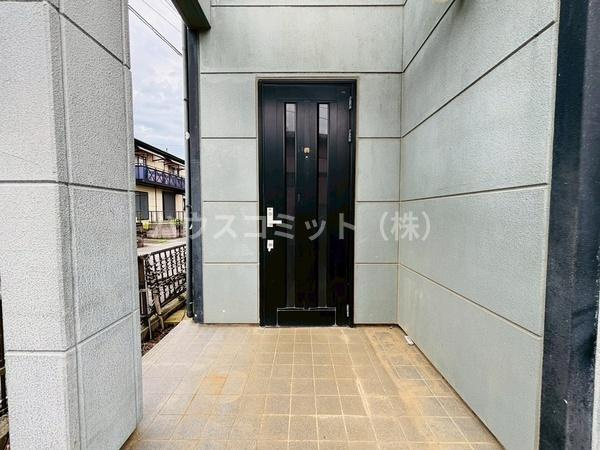 八街市沖の中古一戸建の玄関