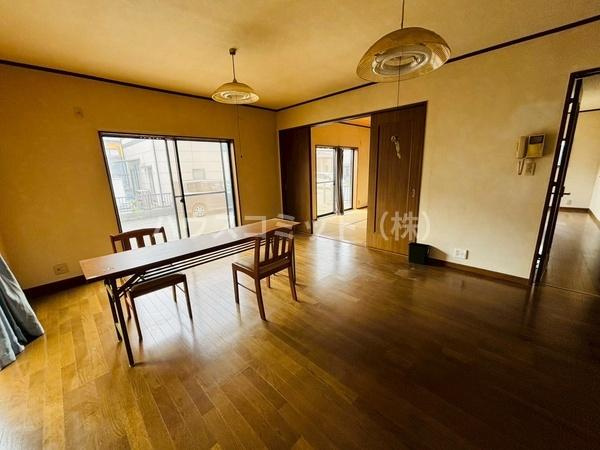 八街市沖の中古一戸建の居間・リビング