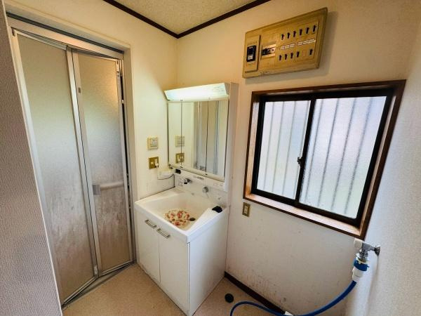 八街市沖の中古一戸建のトイレ