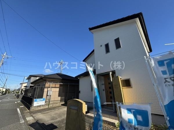 成田市西三里塚の中古一戸建の前面道路含む現地写真