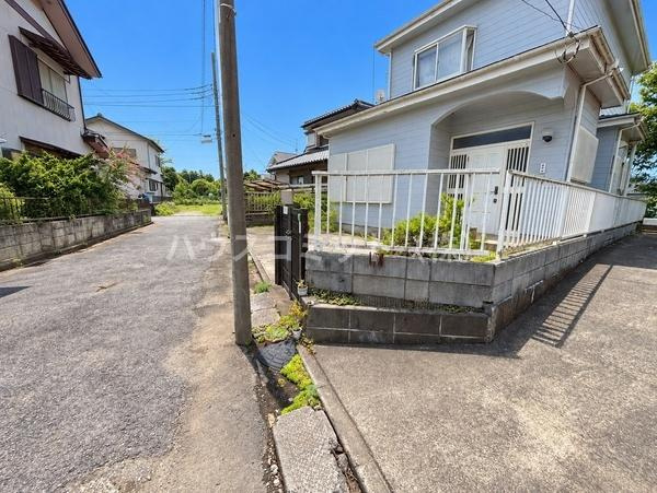 八街市富山の中古一戸建の前面道路含む現地写真