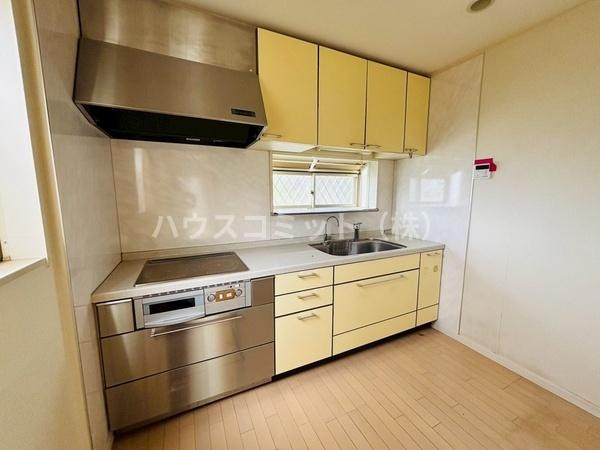 八街市富山の中古一戸建のキッチン