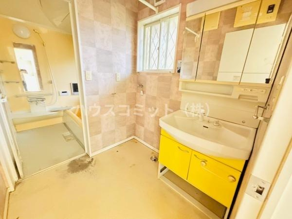 八街市富山の中古一戸建の独立洗面台
